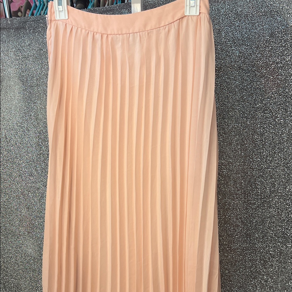 Charlotte Russe Soft Peach Pleated Skirt - Picture 4 of 6